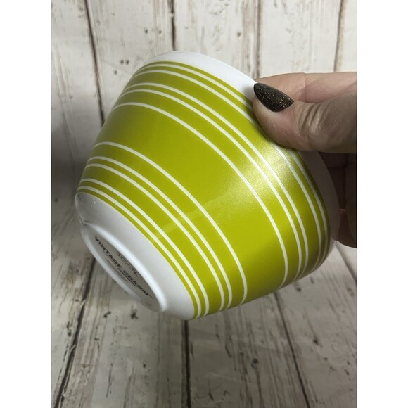 Vintage Charm Inspired by Pyrex Mixing Bowl Green Stripes - 3 Cups - 0.7 Liters - Picture 5 of 6